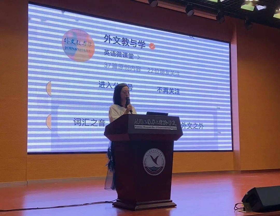 各班班主任结合班级的情况与家长进行沟通,科任老师也积极进班与家长