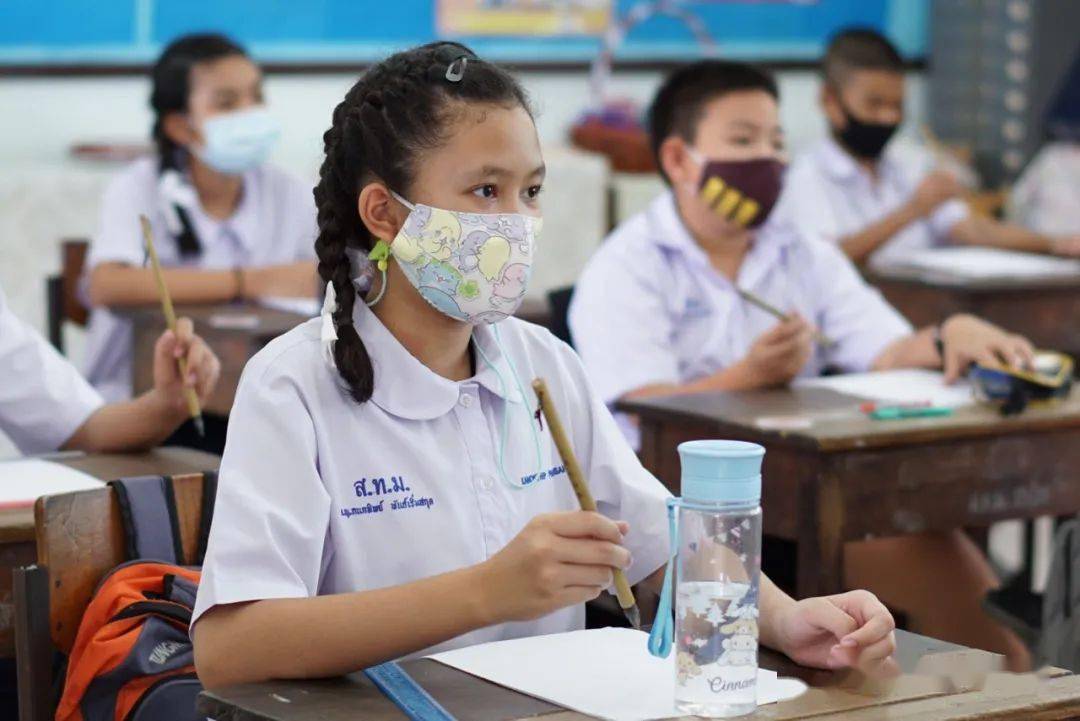 连载|我在泰国教中文(14)教泰国小学生写毛笔字