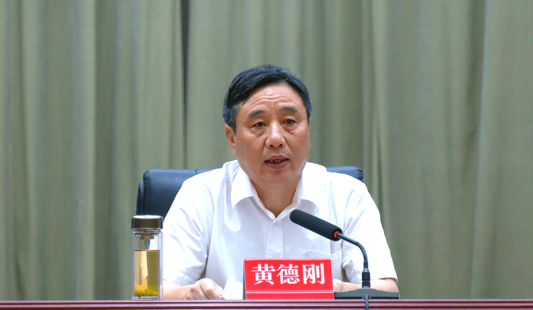 在讲话中,黄德刚代表县四套班子和全县人民,向耕耘在教育战线上的广大