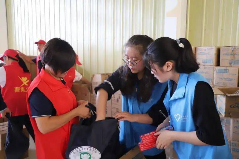 团阜南县委组织志愿者协助慈济慈善基金会发放救灾物资
