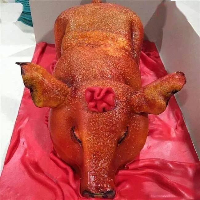 斗门网友生日送垂涎欲滴的烤乳猪切开后才知是假的