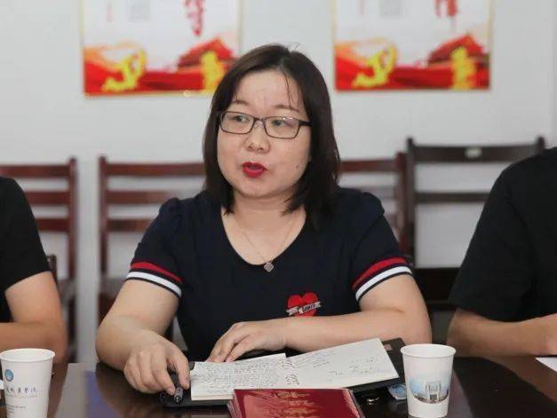 陈望发言▲谌雷元发言座谈会现场"三育人"标兵,艺术学院老师康淑琴