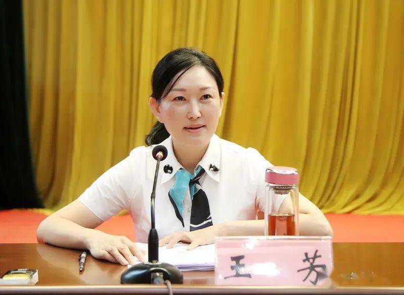 戈竹武宣读了县委,县政府《关于对县教育体育局,横峰中学给予嘉奖的