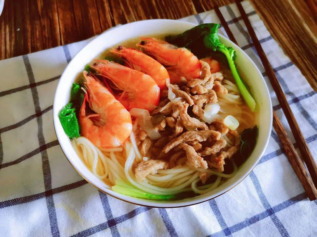 鲜虾肉丝面:清淡鲜香,吃一口就让人食欲大开