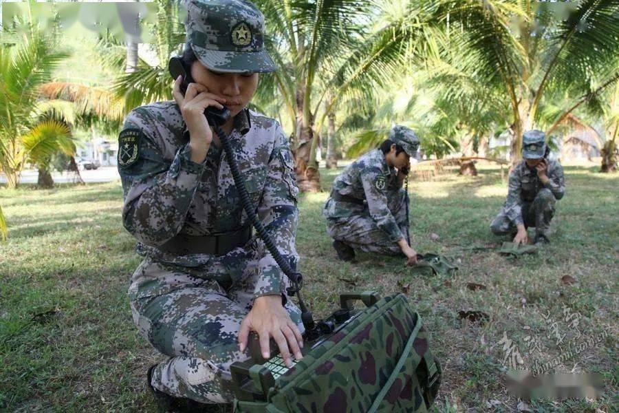 黄安良通信连的两位技师67