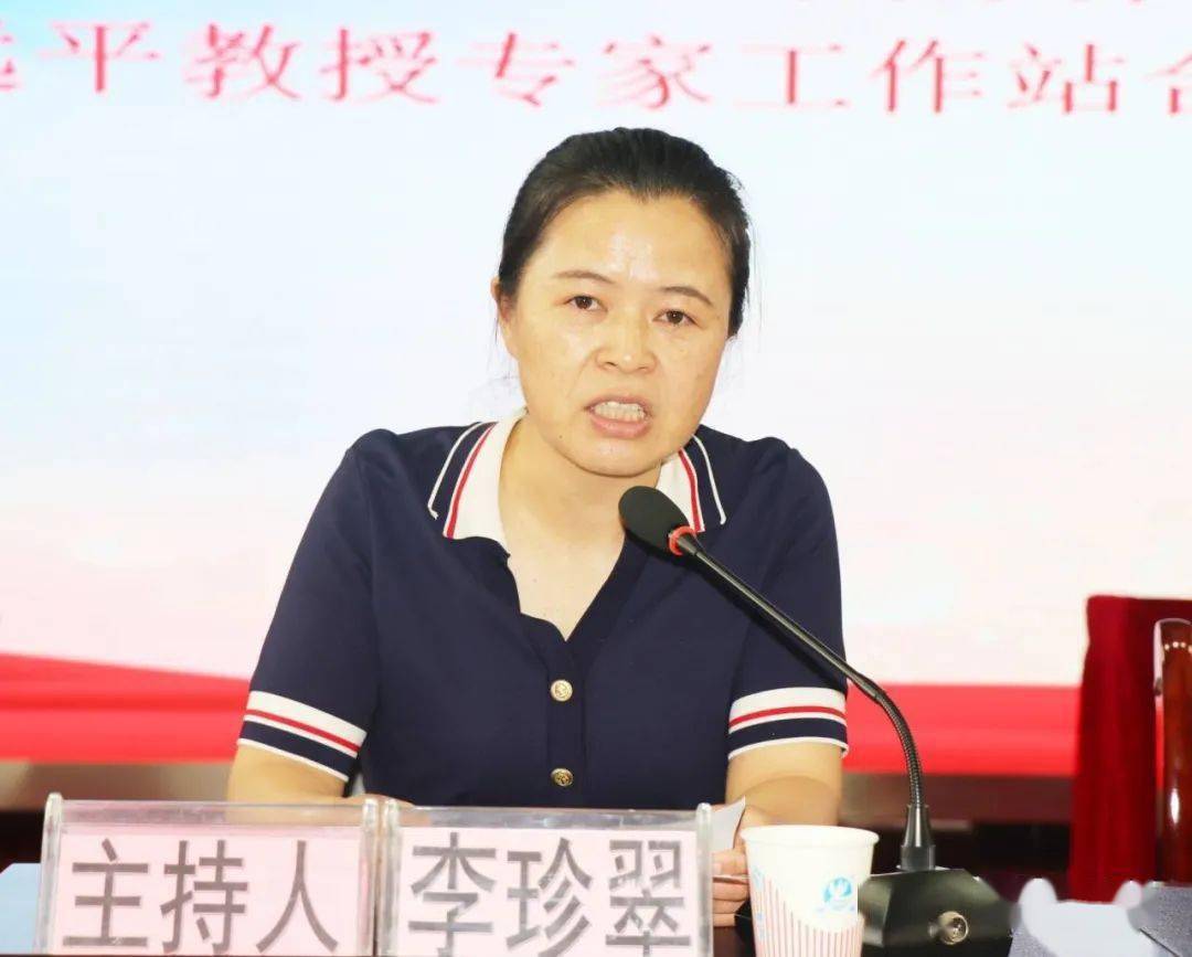 禄劝县第一人民医院副院长李珍翠主持协议签约暨揭牌仪式.