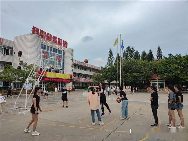 校园资讯浓浓尊师意款款爱生情英埔中心小学隆重开展2020年尊师重教周