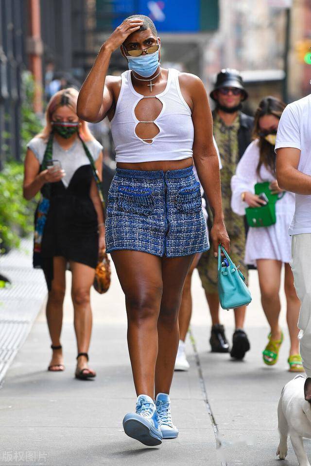 魔术师女儿现身纽约街头购物短裙背心妖娆依旧