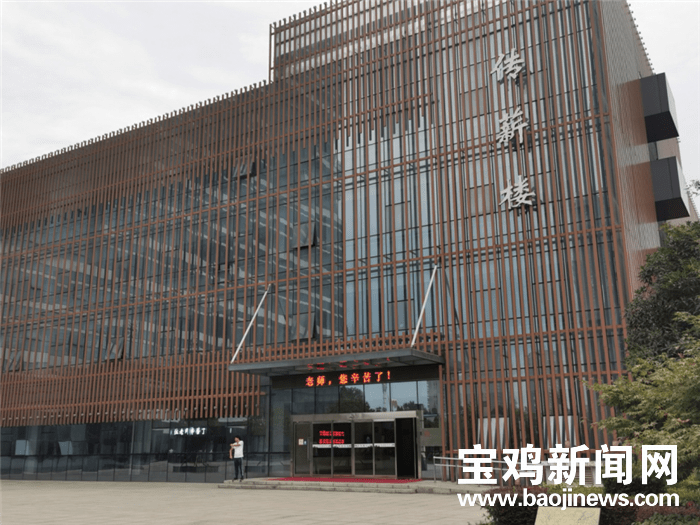 (宝鸡市教育中心)一声声真挚的祝福感动市民,大家纷纷拿起手机记录,并