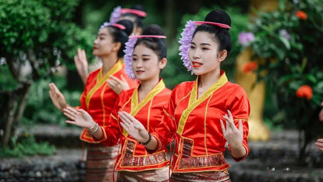 为星光后背箱集市做最后的准备,我们买了老挝啤酒,泰国可乐,傣族手