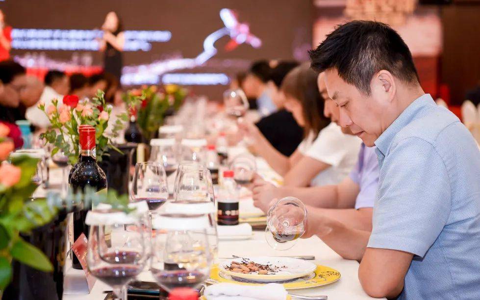 五星品质中国盛宴主题品鉴暨首部央视中国葡萄酒纪录片赏析会成功举办