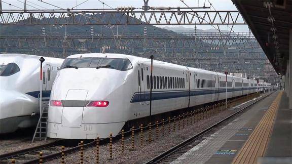 300系的新干线列车在铁路上疾驰