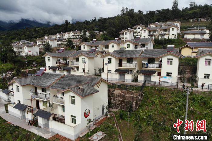 探访四川凉山彝区易地扶贫安置点彝家新寨拔地起