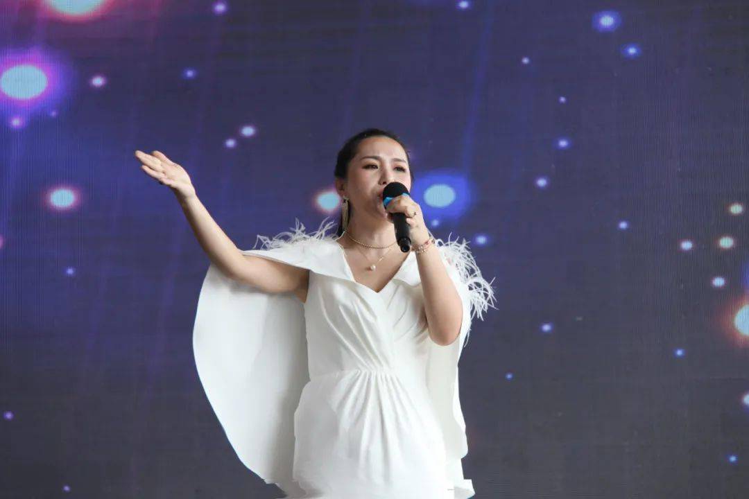 961主播小欧演唱:歌曲《火红的萨日朗》961主播晓彤演唱:歌曲《你像