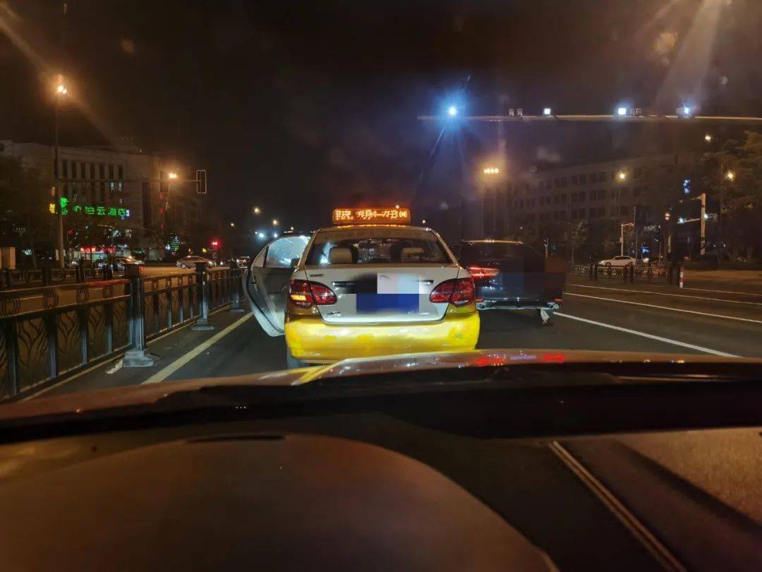 9月6日,小张(化名)开车在阳泉路自东向西走,快到路口时正好