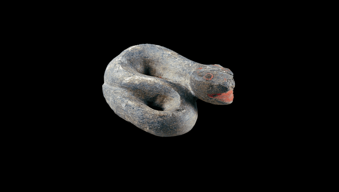 蛇,商周小金面具,商周铜方孔形器 )但那时还没有修筑城墙费力千年的