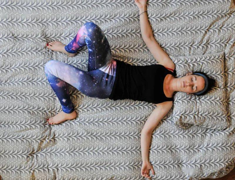 睡前练习床上瑜伽千年老腰再也不痛了