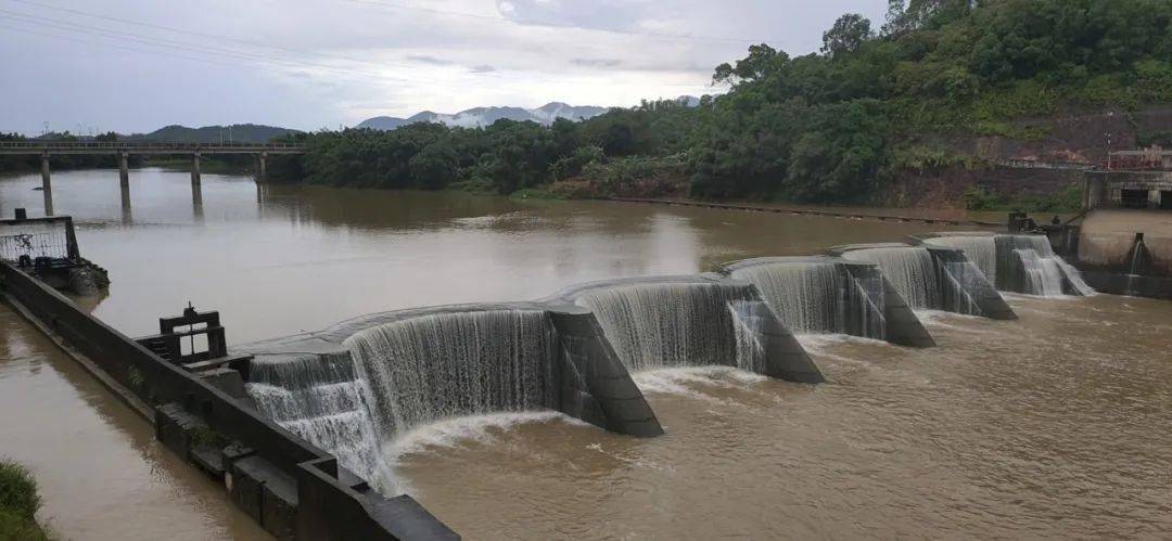 5公里处(龙江支流),葵潭磁窑水电站的拦水坝风光!