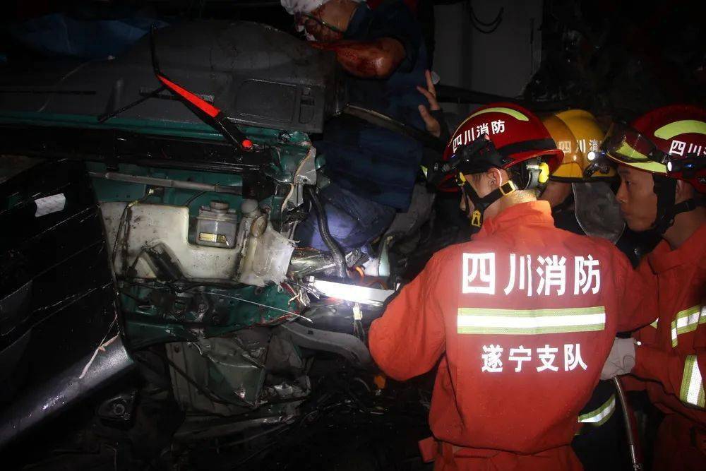 成南高速车祸图片