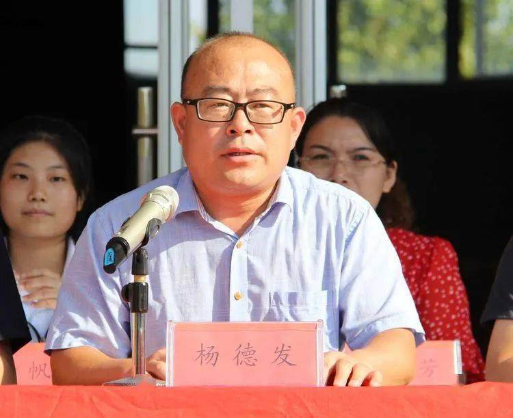 班集体和优秀学生表彰决定▲升国旗唱国歌▲同和中学副校长周希普主持