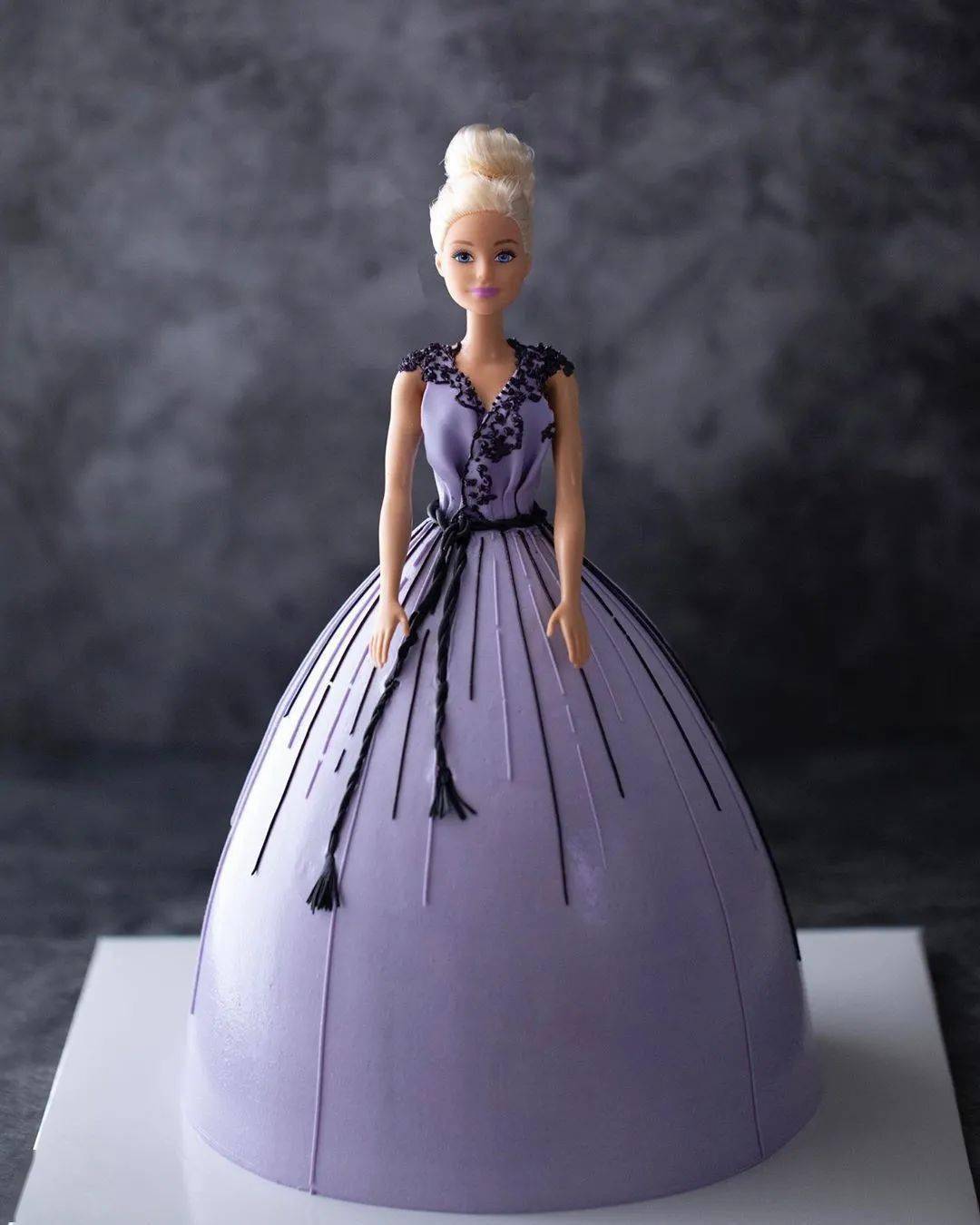 很简单——芭比娃娃蛋糕.什么样的蛋糕能担起婚礼甜点台中的重任.