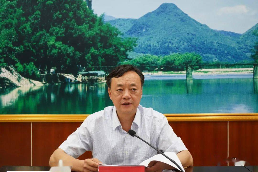 黄枝君部署我县深化"放管服"改革优化营商环境工作