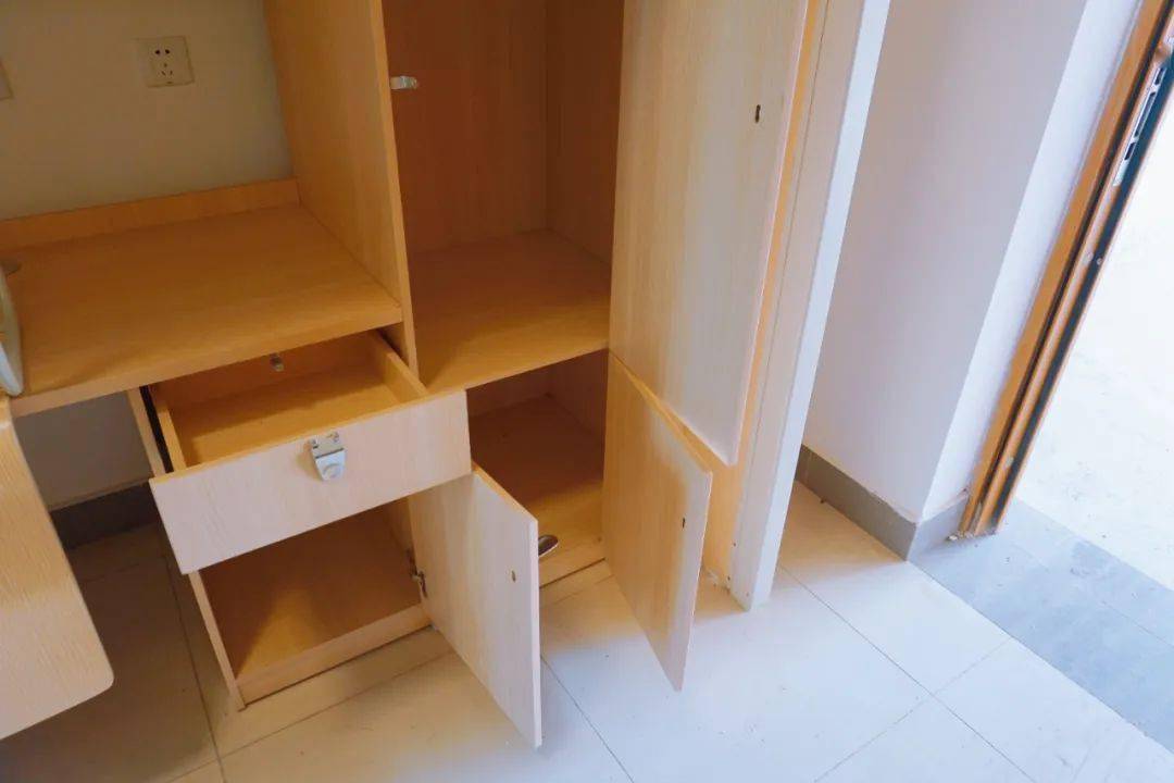 寝室床位实拍▲寝室顶楼实拍吉利学院(成都校区)地址:四川省成都市