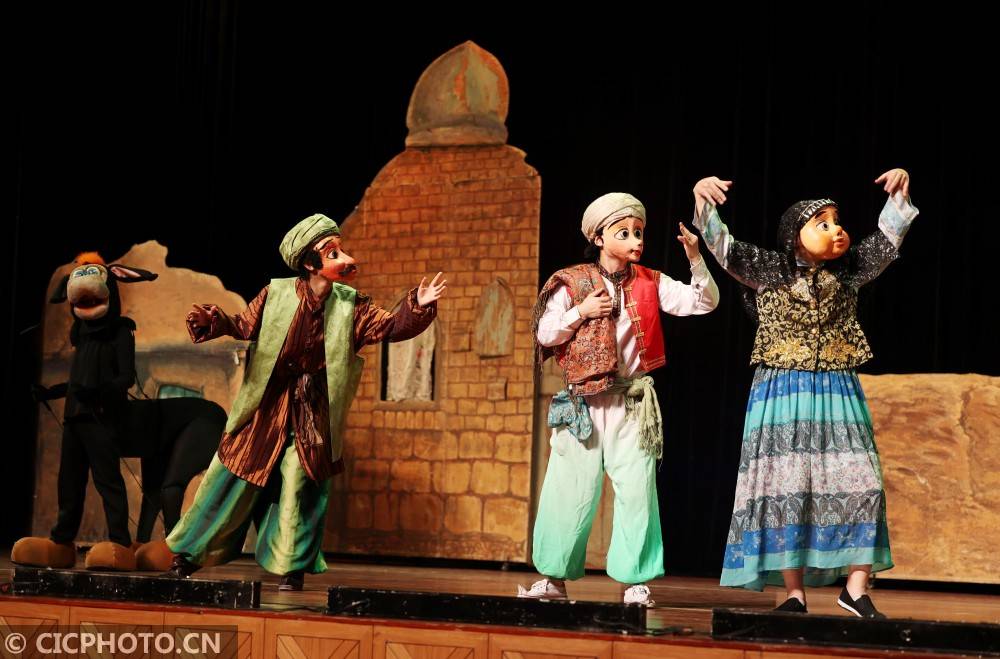 以上图片:在江苏省南通市更俗剧院,演员在表演大型人偶剧《阿里巴巴》