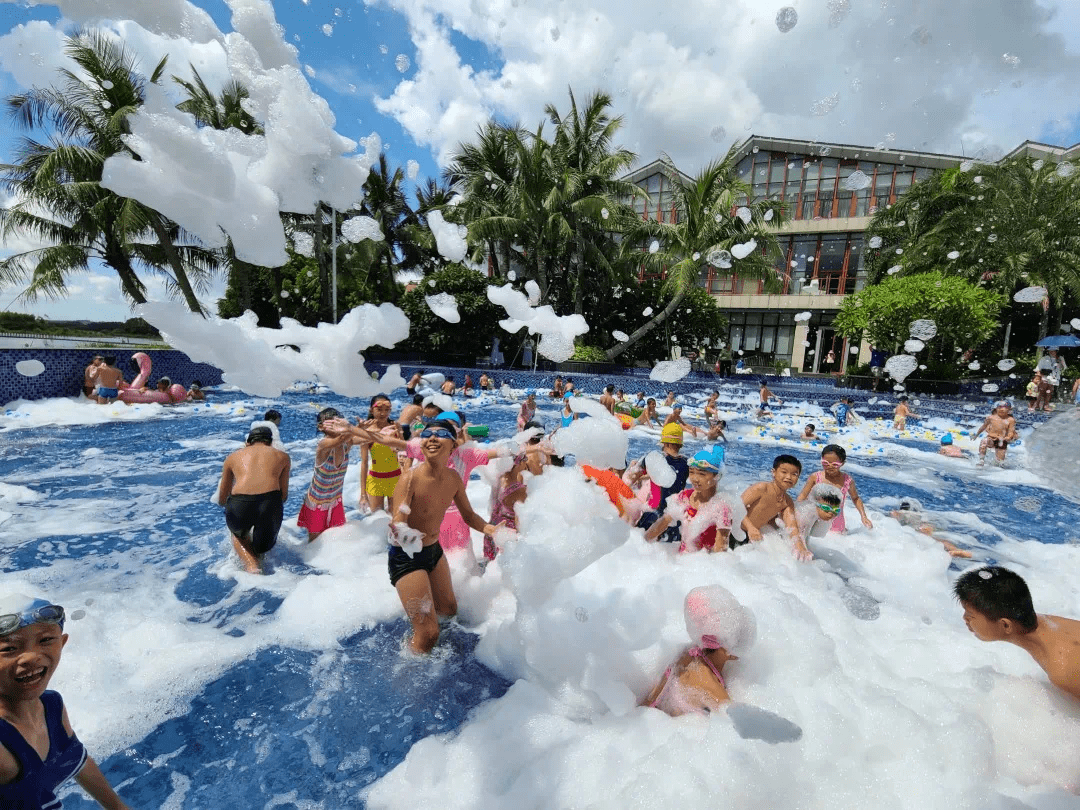 现场大型泡泡机喷出的晶莹洁白泡泡把泳池狂欢派对的气氛推上了高潮.