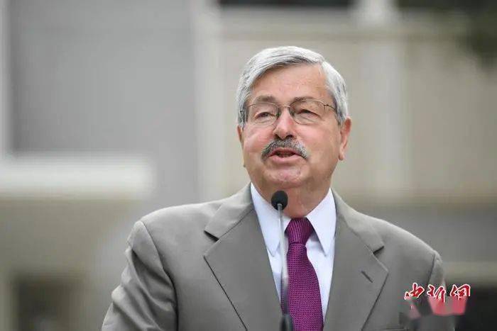 "我感谢特里·布兰斯塔德大使在就任美国驻华大使三年多时间里为美国