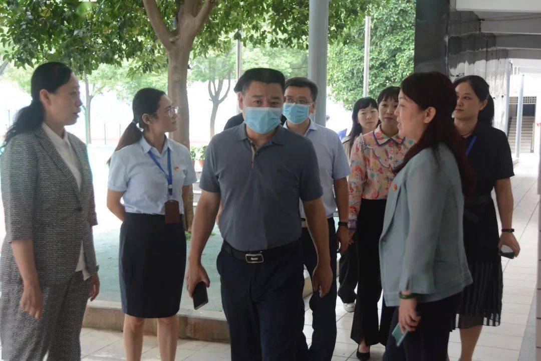 【第727期】雨花区委常委宣传部部长余宏卿带队督查砂子塘小学文明