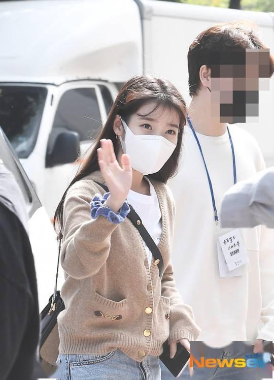 [星闻]iu今日上班路公开!口罩也遮不住的美貌