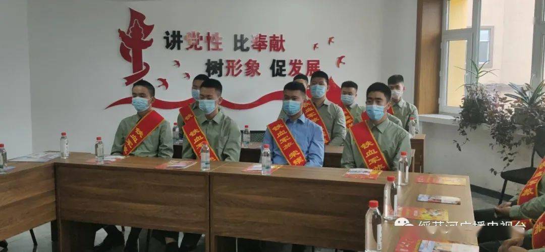 举行欢迎仪式迎接退役军人返乡