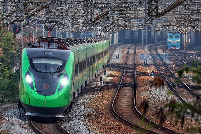 广铁两种"动集"z8005次(龙川-深圳)和0d728次(深圳-北京西车底)在深圳