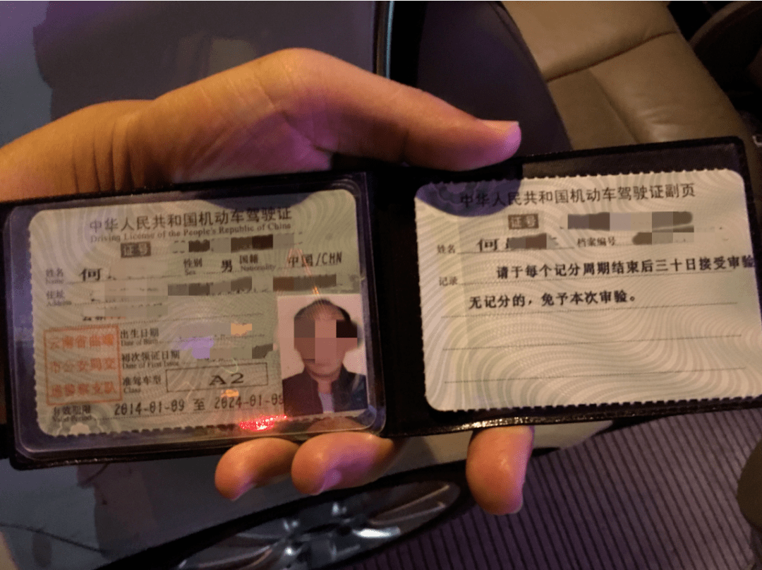 广西一货车司机玩猫腻!被交警拦下记满12分扣留并降级._驾驶证