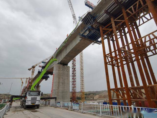 新建中兰客专靖远黄河特大桥主桥首个边跨合龙段浇筑完成