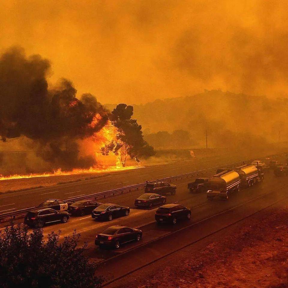 美国加州山火肆虐惊现末日景象网友2020开启了游戏模式
