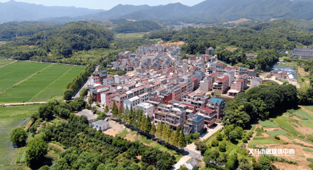 赤岸镇雅端村村民 张志洪以前家里的房子是泥土混合砖块的平房,一到