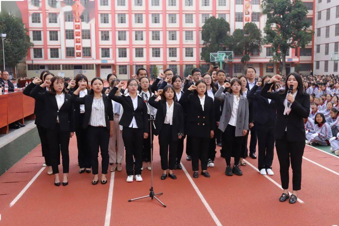 桃李不言满庭芳弦歌百年今又始宣威一中2020年新生军训汇报表演暨开学
