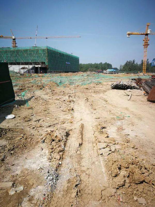 依据《大气污染防治法》,施工单位淮安市楚淮建筑工程有限公司被区住