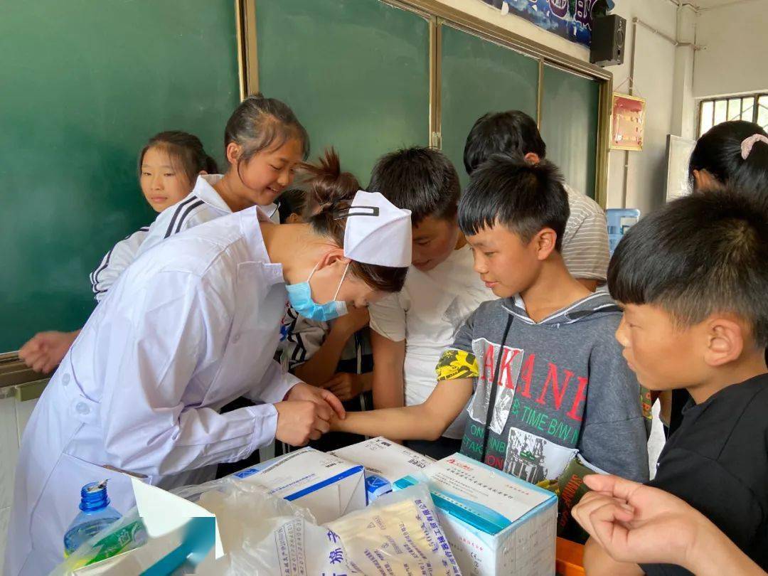 师宗县彩云卫生院至彩云中学开展结核筛查工作