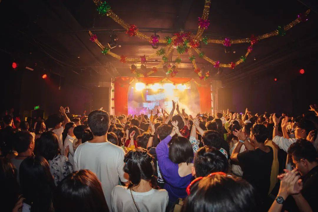 15寻找去年舞池中自己的快乐身影8915你最最爱的百灵鸟歌舞厅