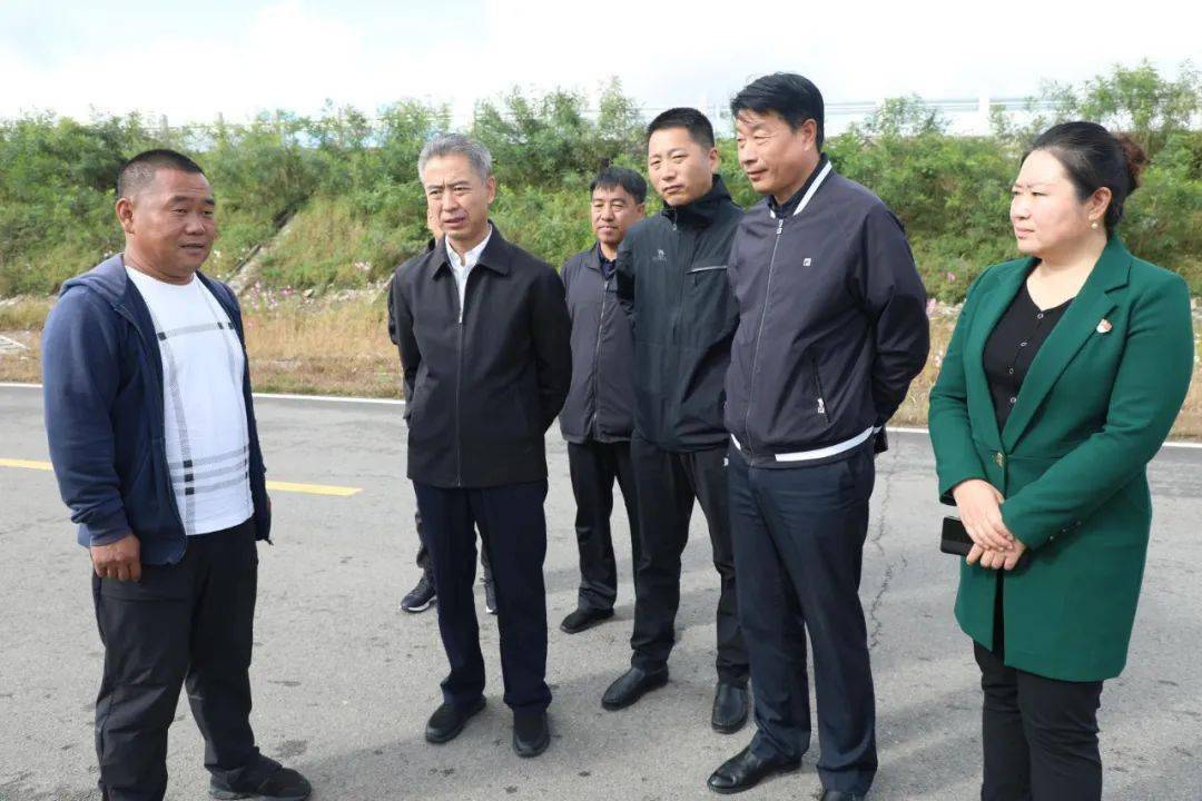 马焕龙深入葛根庙镇和斯力很现代农业园区调研水稻收割改厕及灾后自救