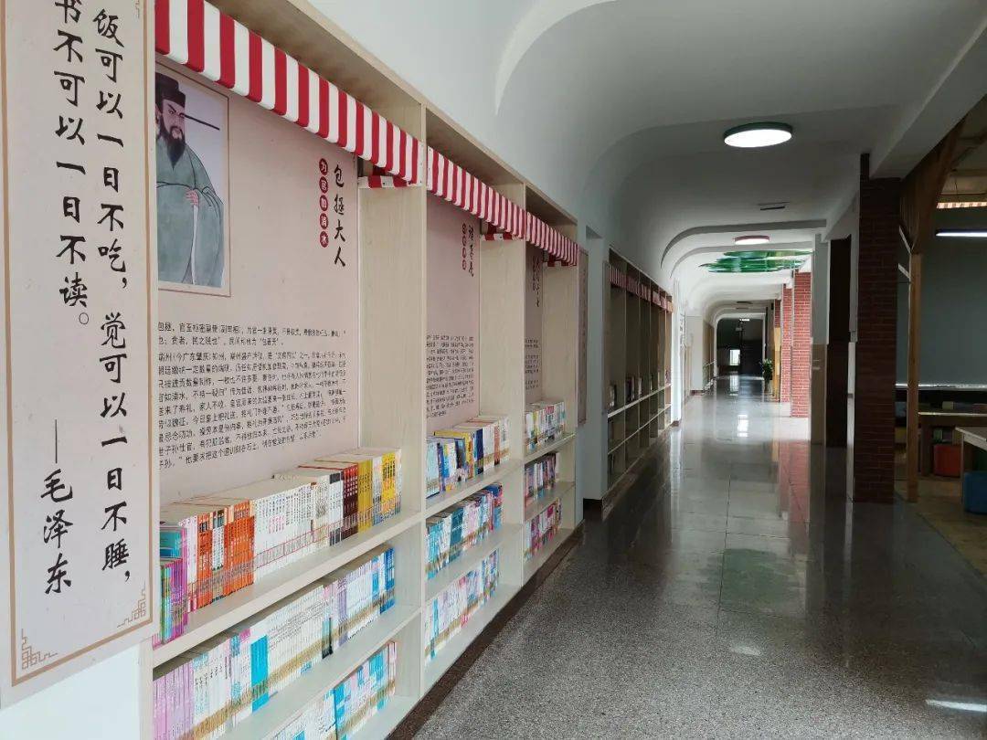 楼走廊和闲置的公共空间充分利用起来,建起一个个造型各异的图书角