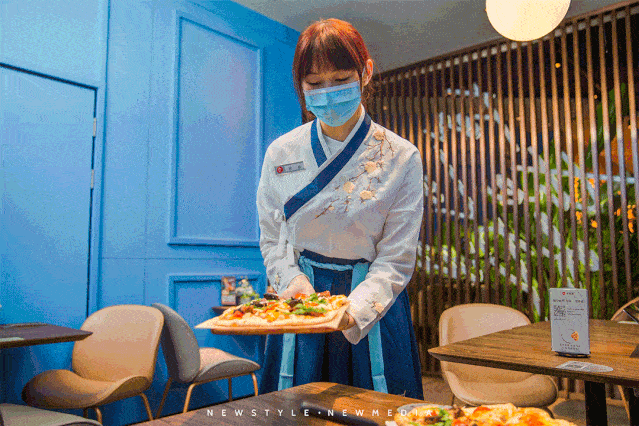 让我差点以为一秒"穿越"进画里竟然也都身着古风服装迎面走来的服务员