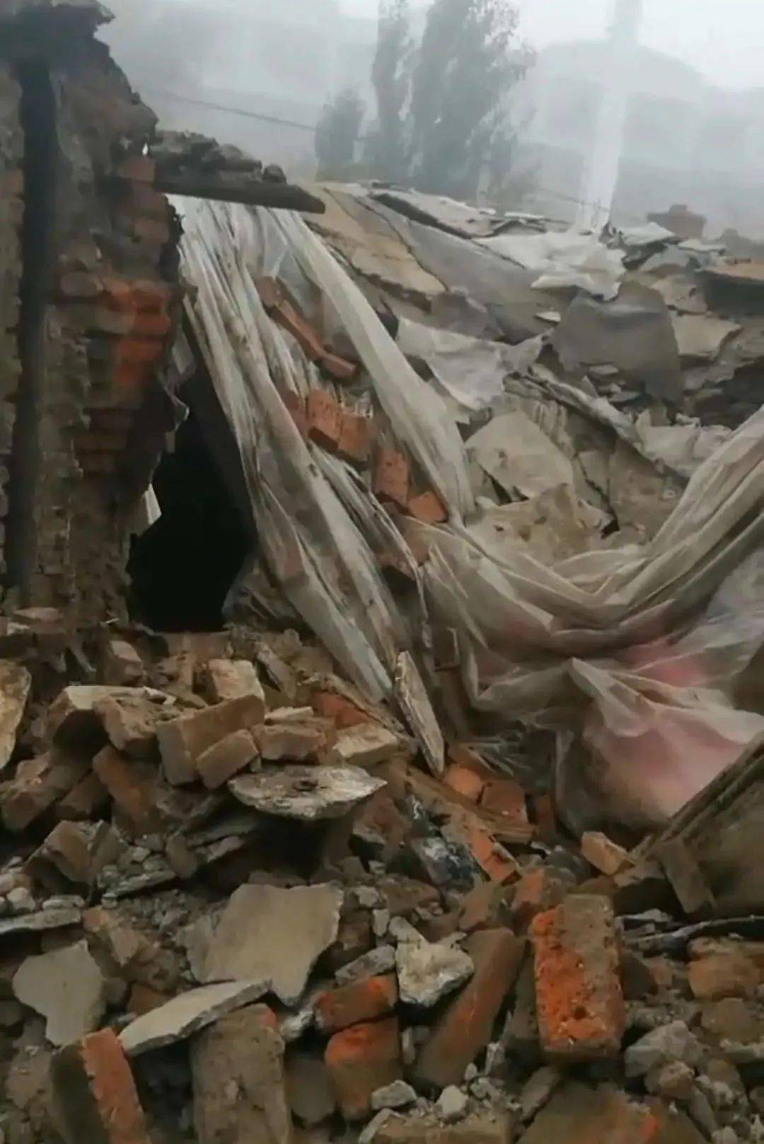 头条突发白城某处房子由于近期大雨导致坍塌现场一片狼藉居民面临住房