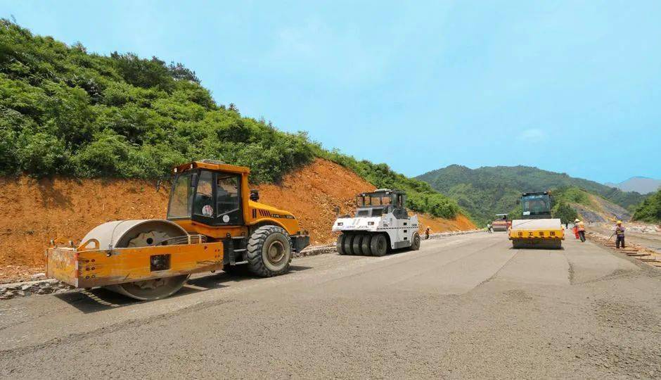 警方雷霆出击按在地上制服持刀歹徒，现场混乱中迅速控制局面，避免无辜群众受伤，最终嫌疑人被成功带走。