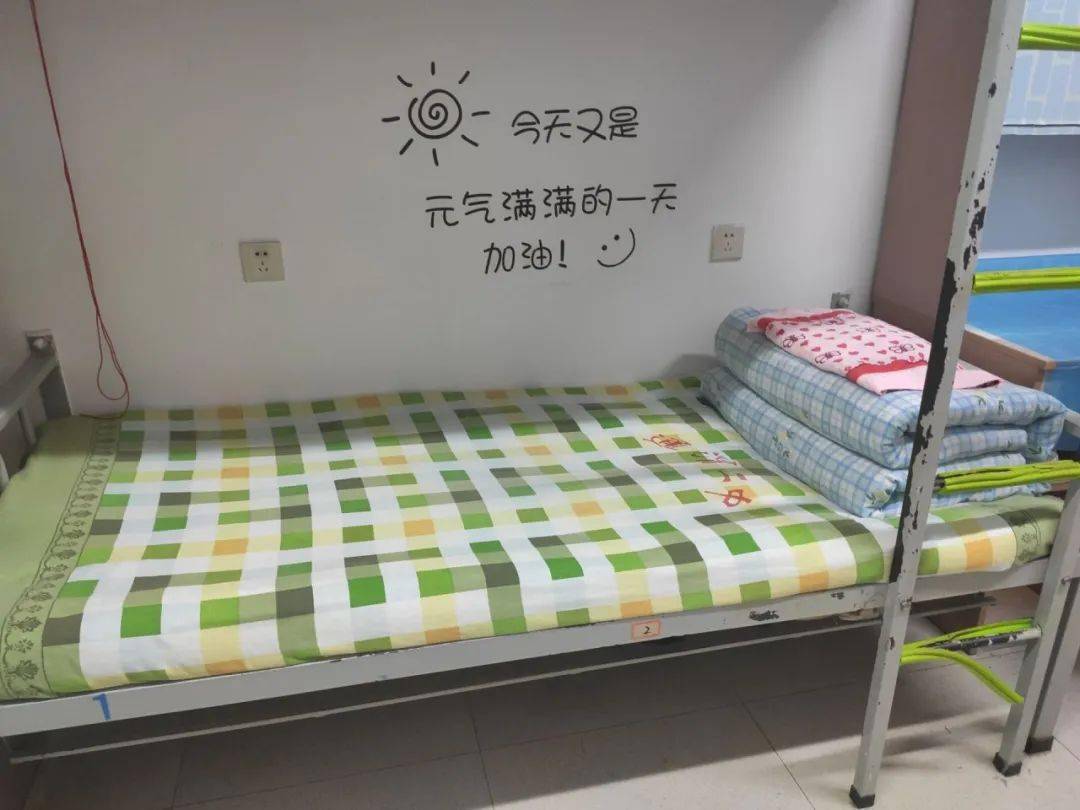 军训剪影(1)| 内务整理,从叠"豆腐块"开始_女生宿舍