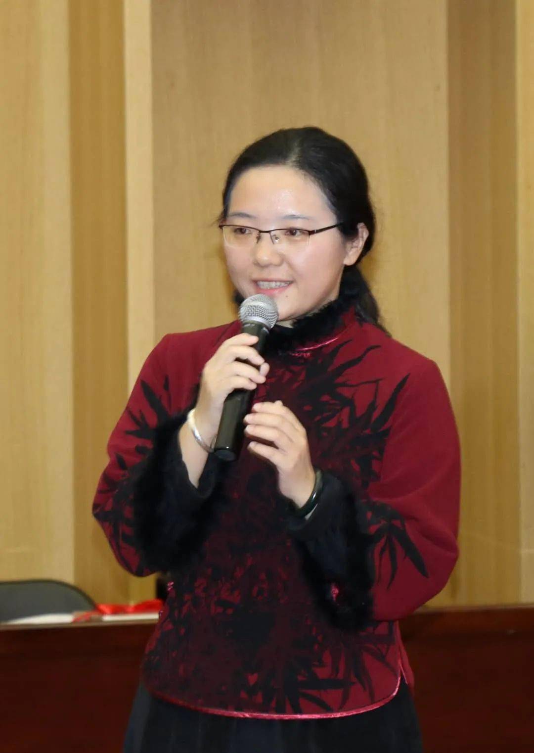 主持人:郑小悠,现就职于国家图书馆国家古籍保护中心办公室,从事