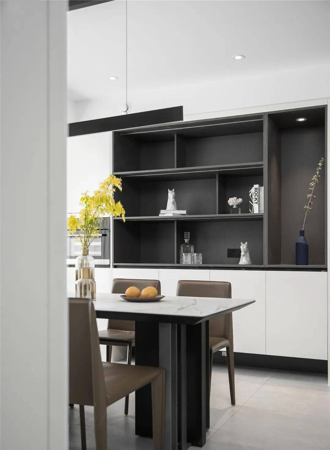 用餐区选择以黑白灰来描绘,配合利落的线条丝毫不见拖沓,餐边柜悬空